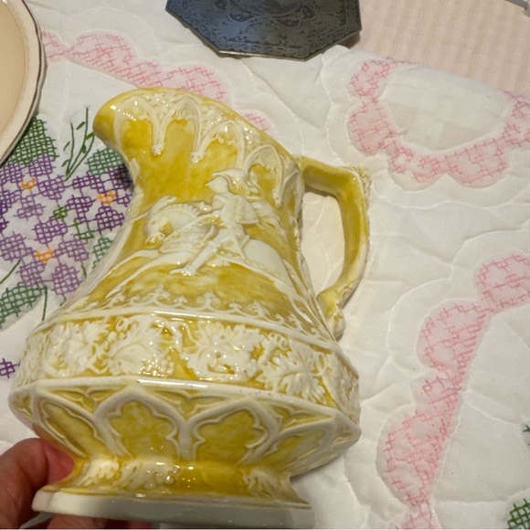 Yellow & White  - Jousting Scene Pitcher Signed MP - Picture 6 of 9